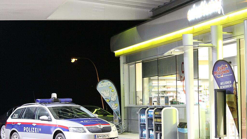 Nächtlicher Polizeieinsatz an der Tankstelle.