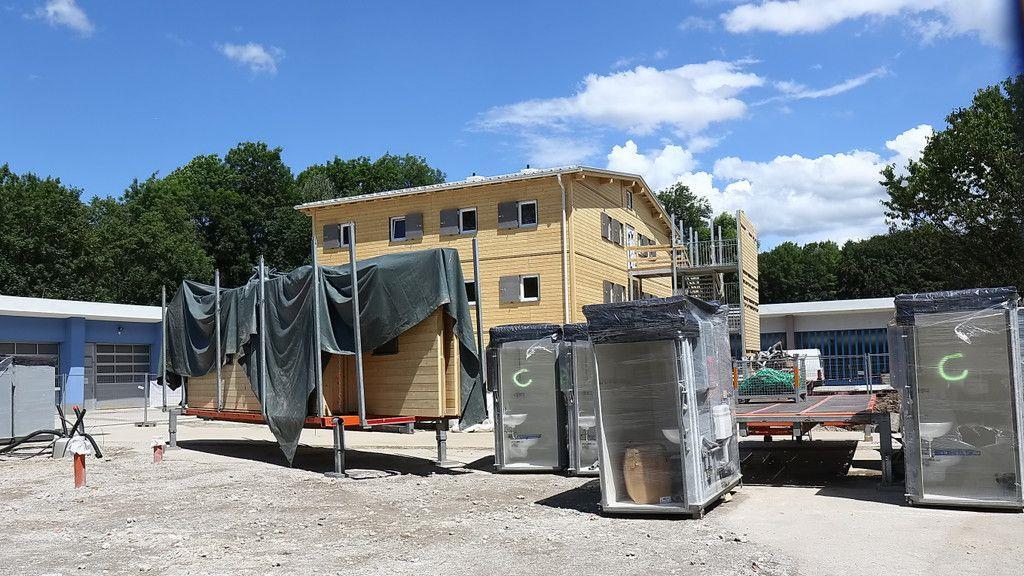 Holzhäuser in der Alpenstraße: Lokalaugenschein auf Baustelle
