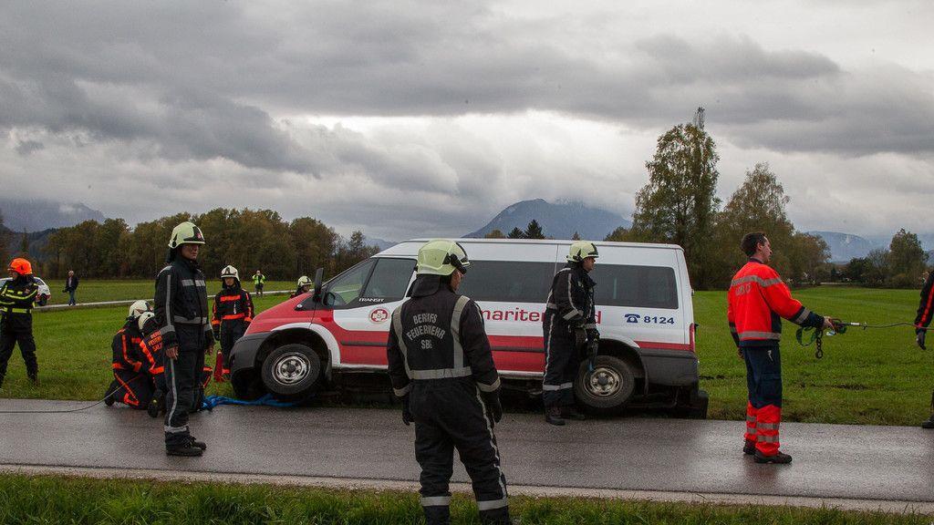 Sternhofweg: Transporter kippt in Graben