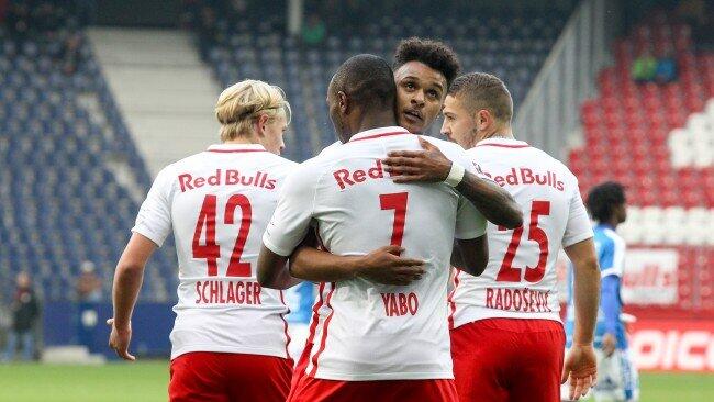 Neo-Kapitän Lazaro herzt Rückkehrer und Torschütze Ray Yabo.
