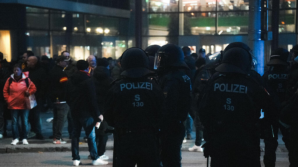 Fanmarsch von Go Ahead Eagles in Salzburg