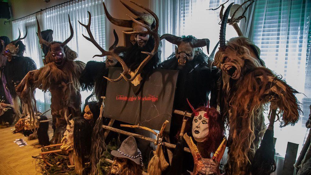 Bilder der Maskenausstellung