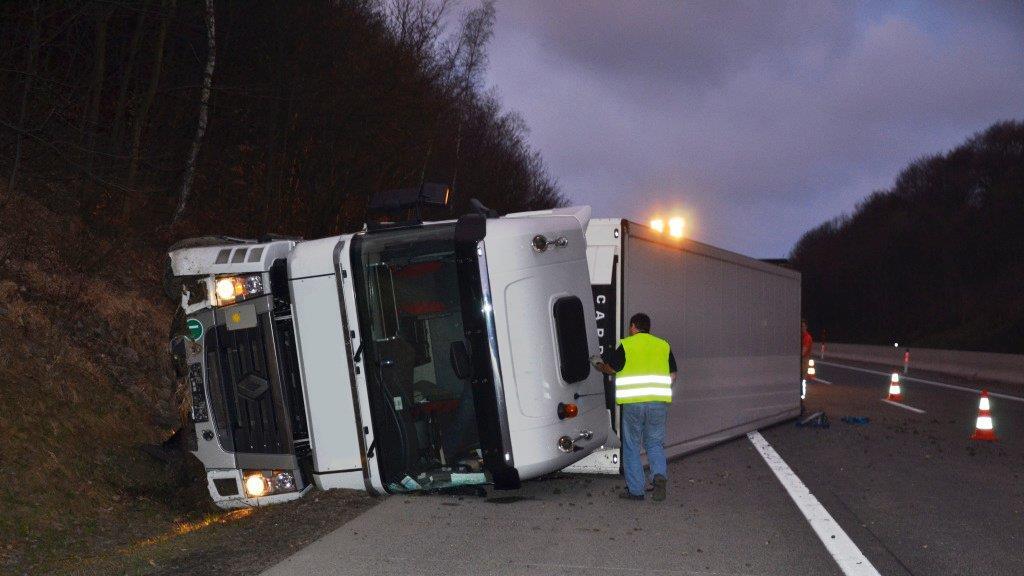 Lkw auf der A1 bei Pressbaum umgestürzt