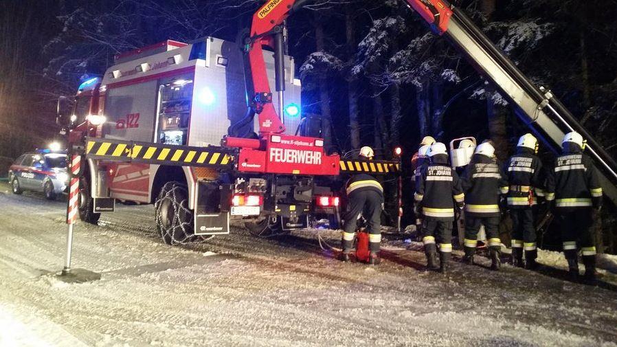 Kastenwagen stürzt in St. Johann über Böschung