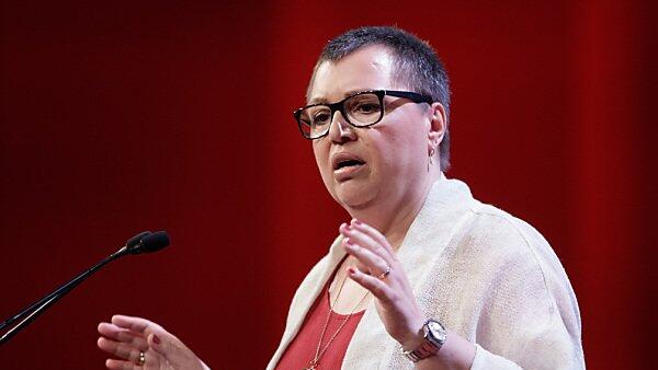 Ministerin muss am Bauch operiert werden