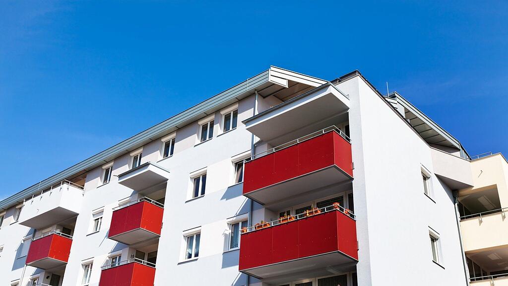 Die Frau stürzte vom Balkon eines Wohnhauses.