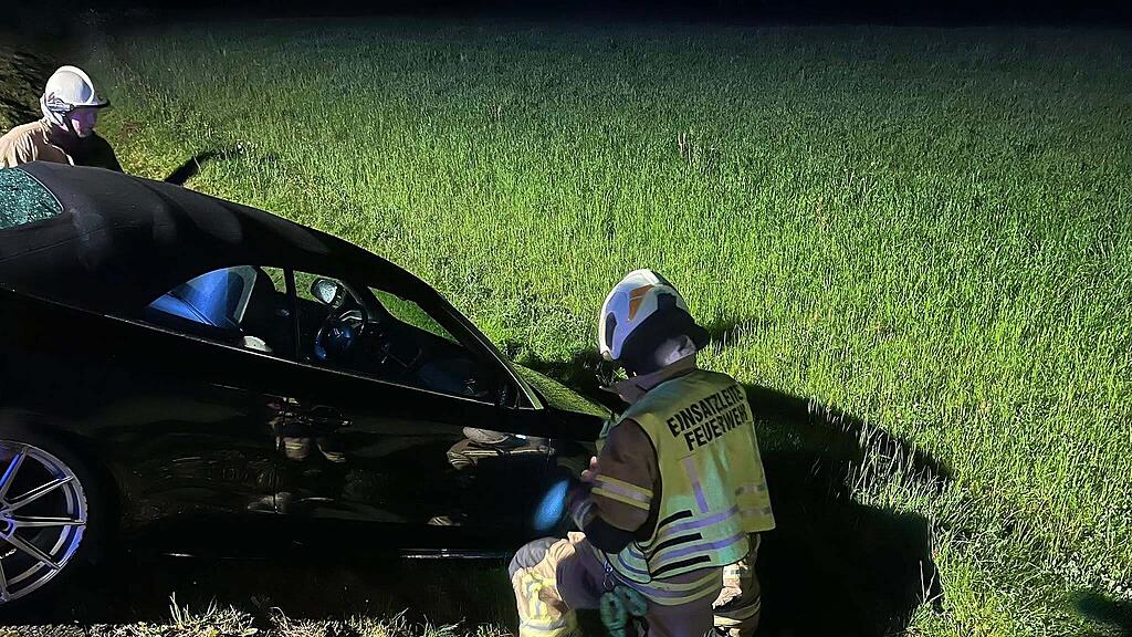 Auto landet in St. Andrä im Lungau im Straßengraben