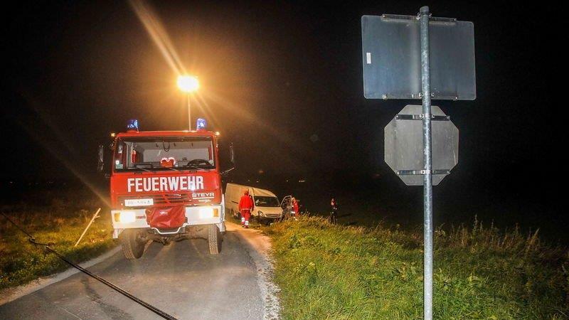 Güterzug rammt Lieferwagen