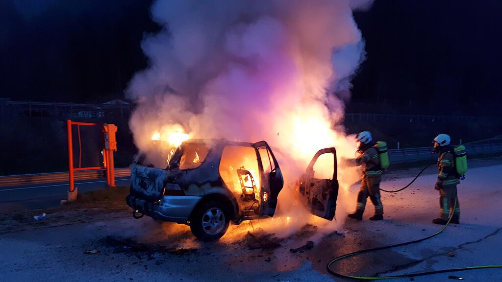 Auto brennt auf Autobahnparkplatz Klaubgraben, A10