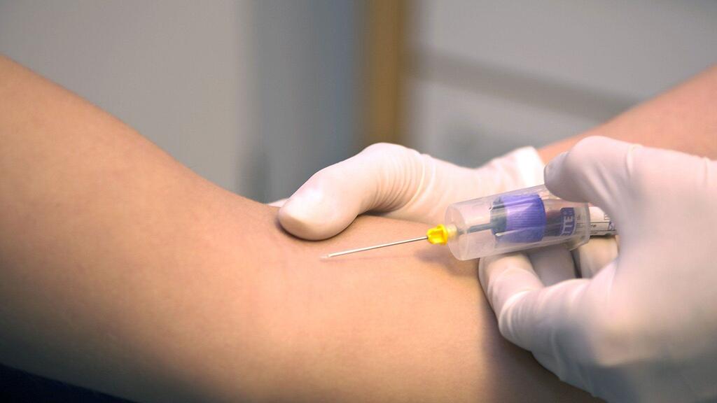 Benutzte die selben Spritzen für sich und Patienten.