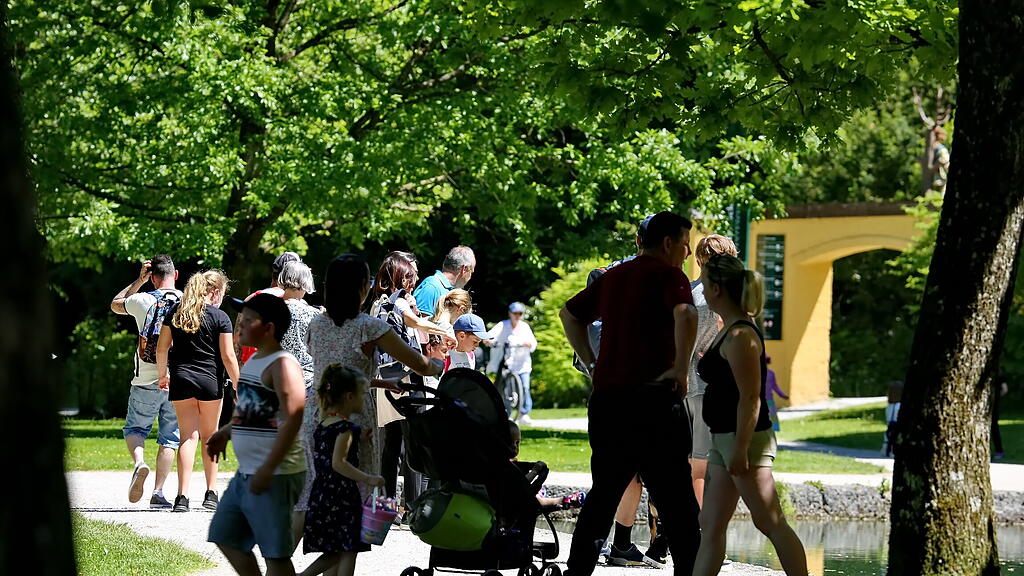 Sommerwetter: Salzburger stürmen Hellbrunn