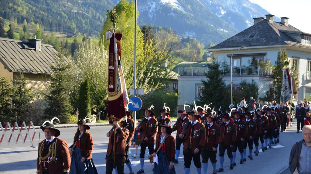 Schwarzacher Vereine bringen Maibaum