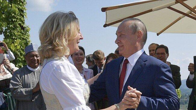 Wladimir Putin bat Karin Kneissl bei ihrer Hochzeit zum Tanz.