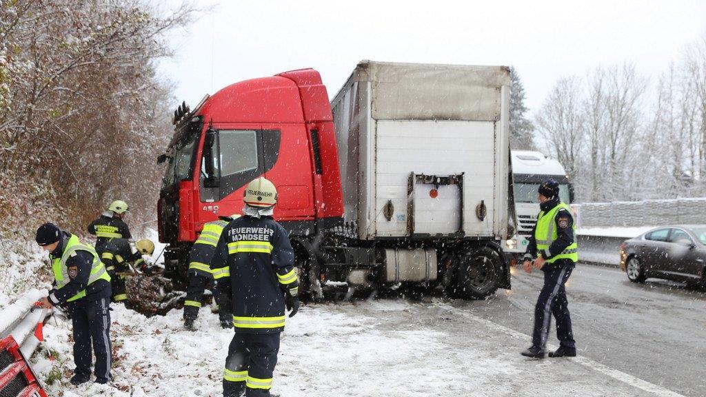 Lkw landet im Straßengraben
