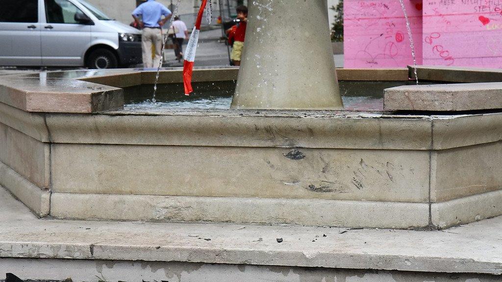 Brunnen nach Unfall beschädigt