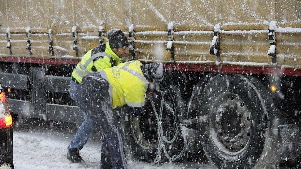 Schnee sorgt für Unfälle und Verkehrschaos: Stau auf der A1