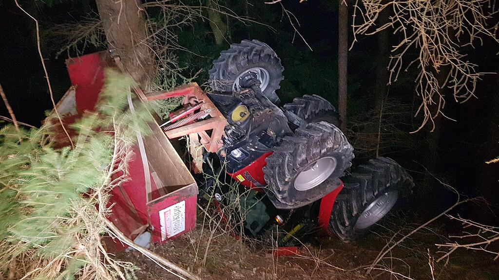 Der Traktor kam auf dem Dach zu liegen.