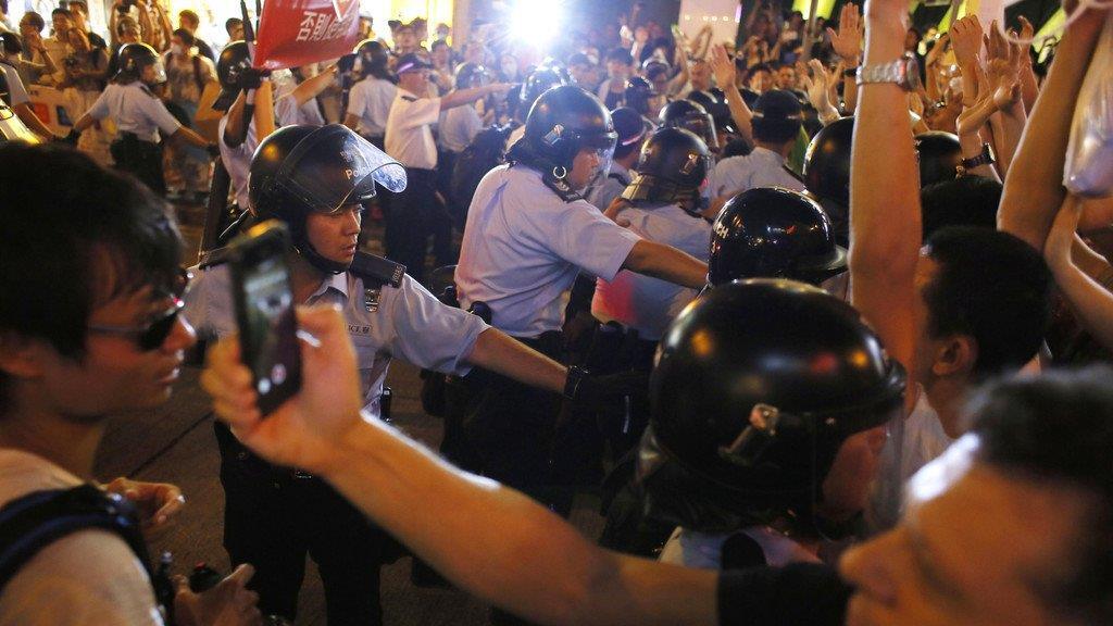 Demonstranten legen Hongkong lahm