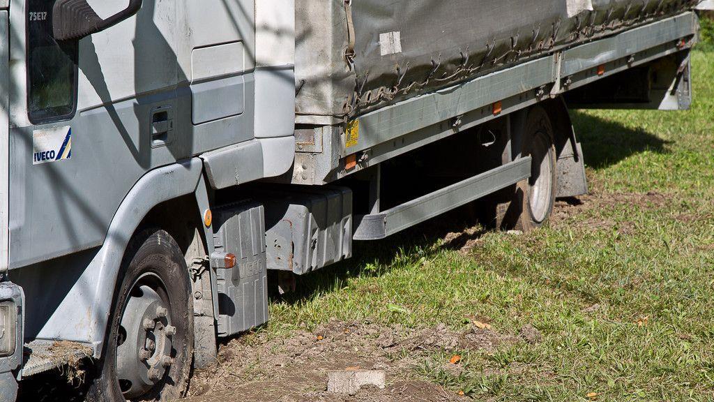 Diebe bleiben mit Lkw stecken