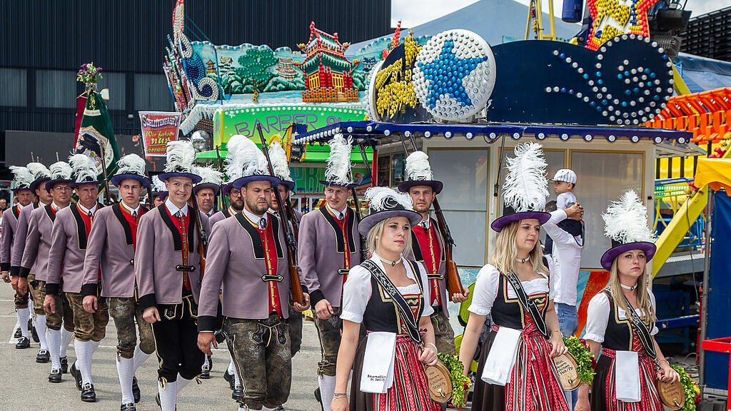 Die Dult wurde mit einem Festzug eröffnet.