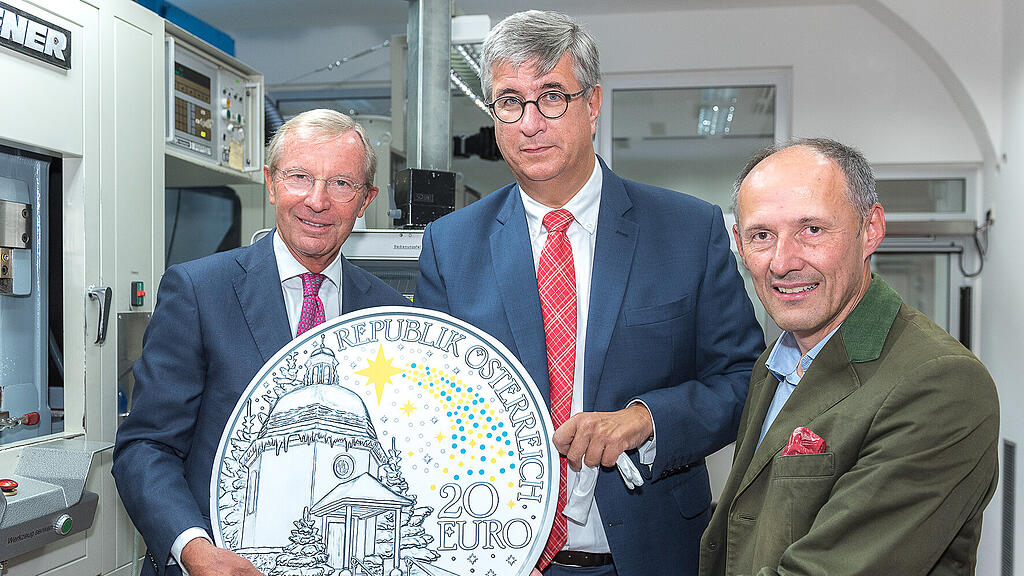 Landeshauptmann Wilfried Haslauer, Münze Österreich-Generaldirektor Gerhard Starsich und SLT-Geschäftsführer Leo Bauernberger präsentieren die neue Stille-Nacht-Silbermünze.