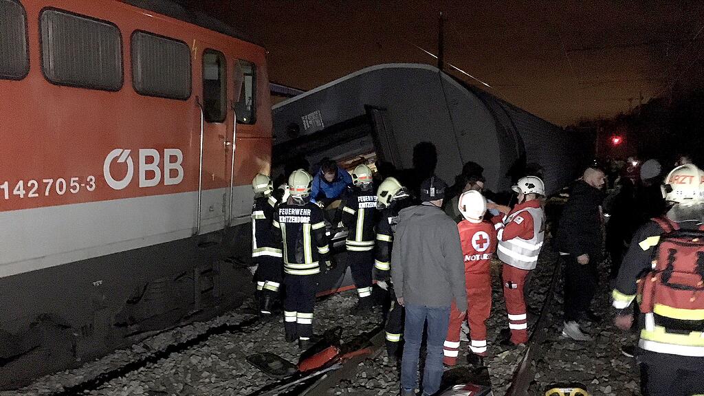 Passagiere wurden in den Waggons offenbar eingeschlossen, aber nicht eingeklemmt..