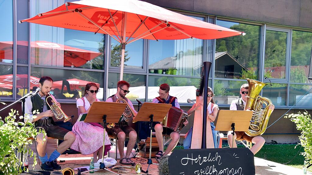 Maibaumaufstellen in Grödig