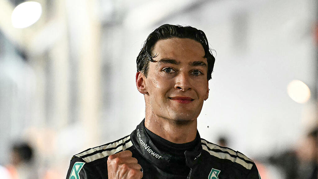 George Russell feiert in Singapur Start-Ziel-Sieg