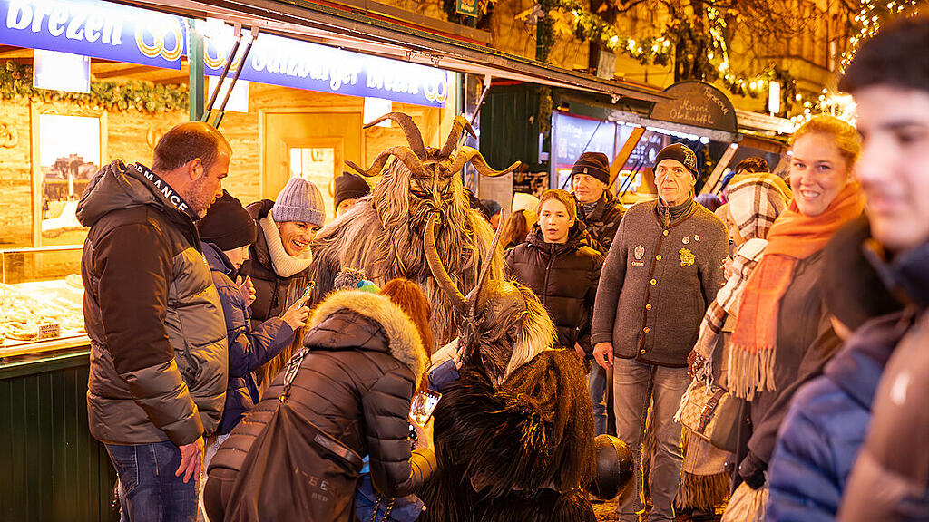 Alt Gnigler Krampusse beim Weihnachtsmarkt am Mirabellplatz