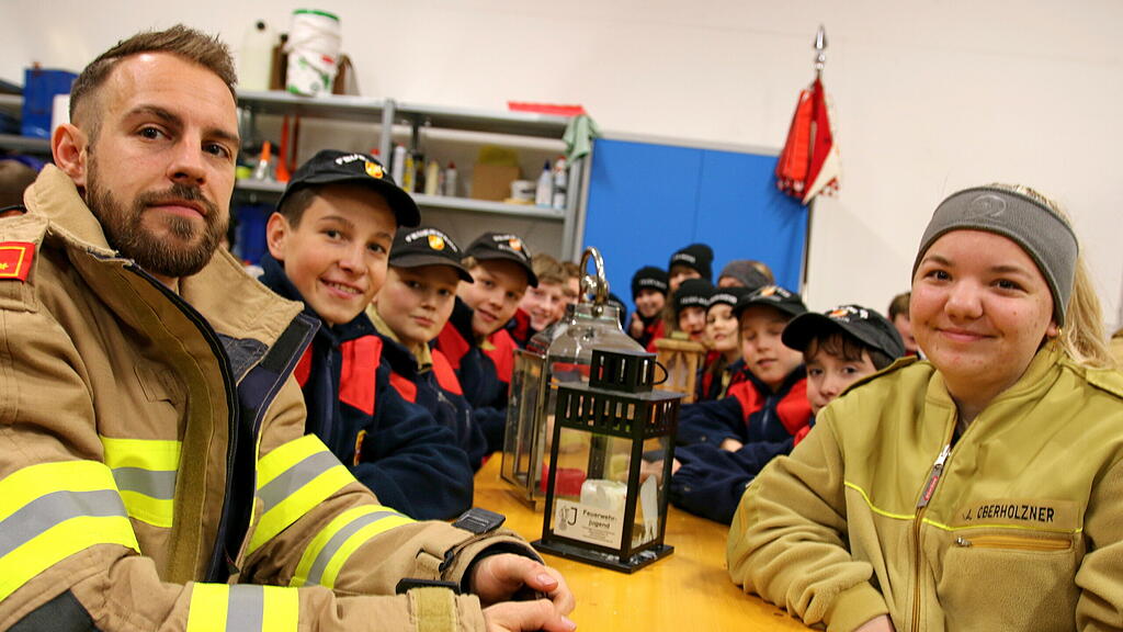 Feuerwehr Friedenslicht\u00fcbergabe im Bezirk Flachgau