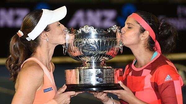 Mirza und Hingis mit dem Pokal