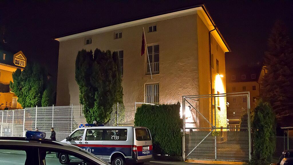 Die Polizei sichert das Gebäude nach dem Angriff.