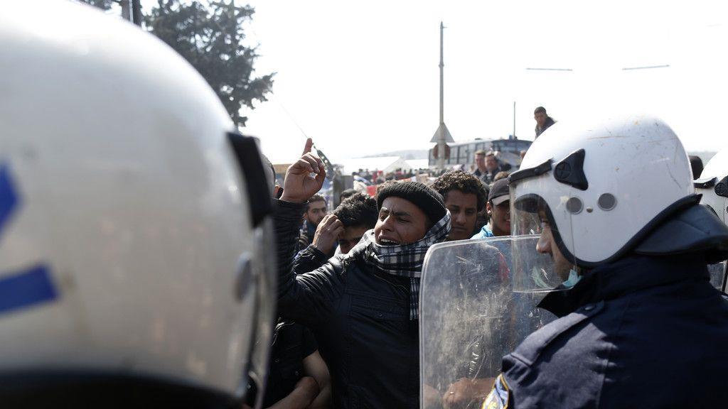 Flüchtlinge besetzen Bahnschienen bei Idomeni erneut