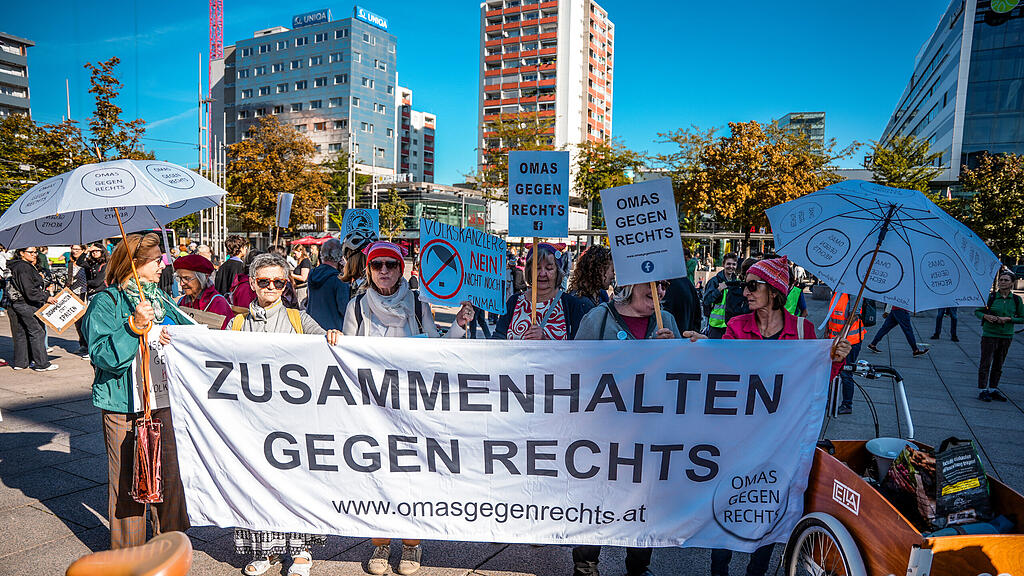 Demo "Zusammenhalten statt spalten" in der Stadt Salzburg
