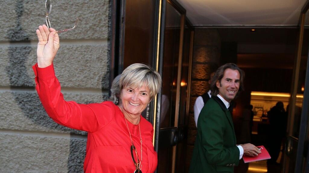 Fürstin Gloria Thurn und Taxis beim Festspieleingang, im Hintergrund Piere Pelegry bei "La Boheme".