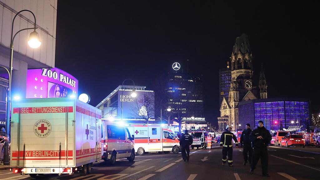 Der Lastwagen fuhr durch den Weihnachtsmarkt.