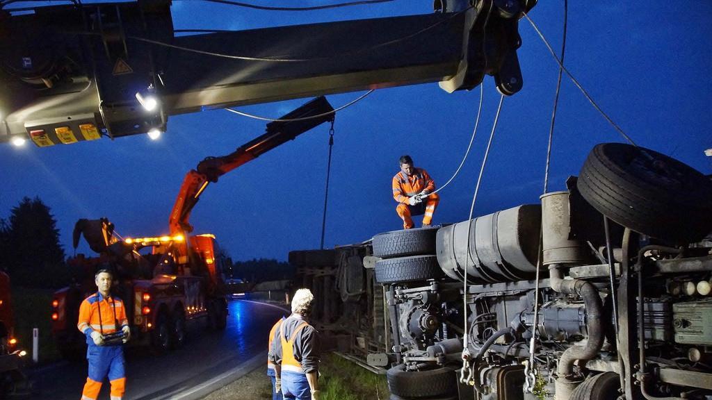 Lkw kippt auf A1 um