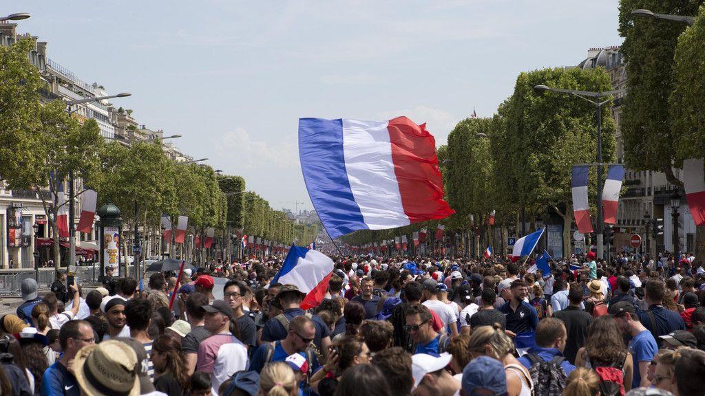 Weltmeister in Paris empfangen