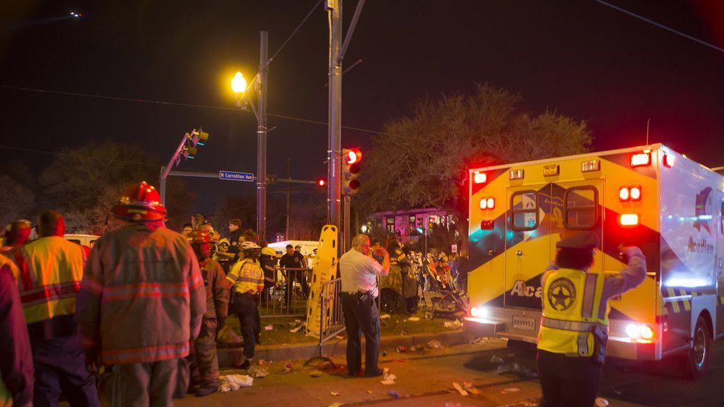 Auto rast in New Orleans in Faschingszug