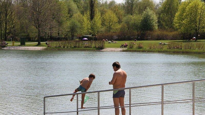 Erste Badegäste am Salzachsee