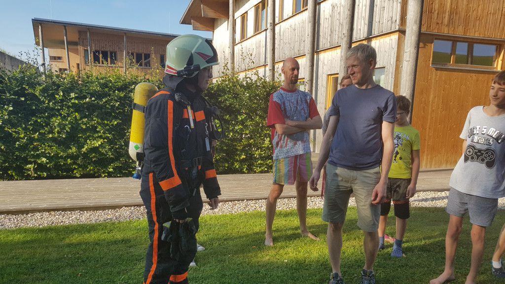 Laufende Feuerwehrmänner besuchen schwer kranke Kinder