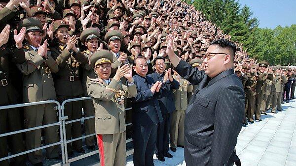 Nordkoreas Führer will weiter militärische Stärke zeigen