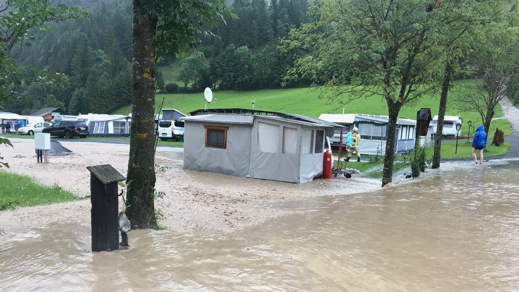 Tirol: Campingplatz in Hochfilzen unter Wasser