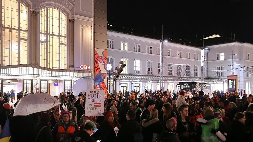 kundgebung blau-schwarz hauptbahnhof