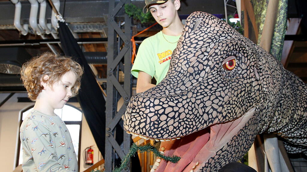 Die Dinosaurier sind los Giganten im Ziegelstadel Hallein