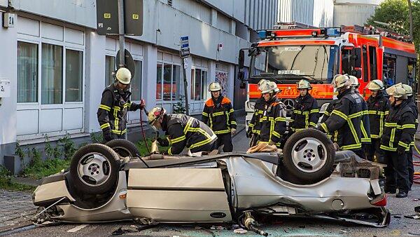 Die Feuerwehr musste das Wagendach aufschneiden