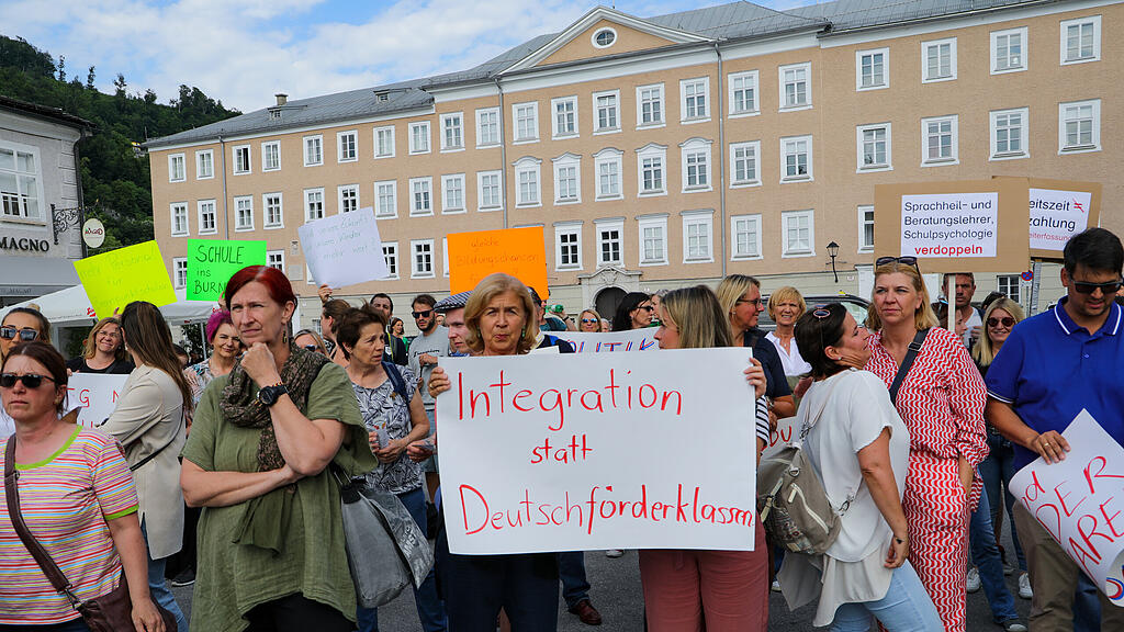 "Bildung brennt" - Kundgebung am Mozartplatz