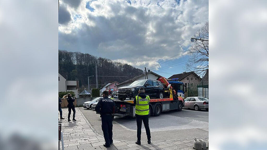 Auto kracht in Lokal in Salzburg-Gnigl