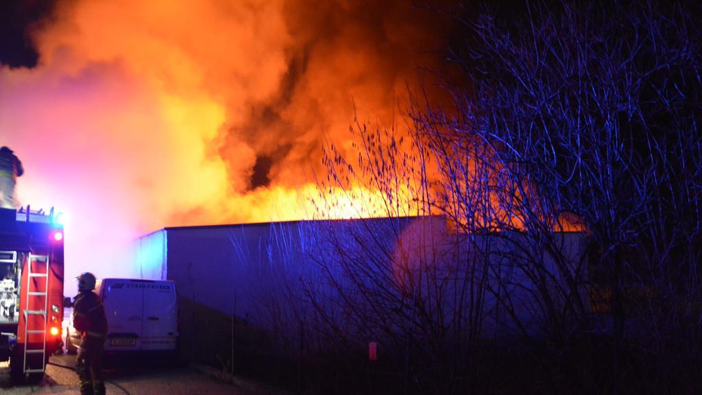 Fahrzeuge bei Garagenbrand in Rif zerstört