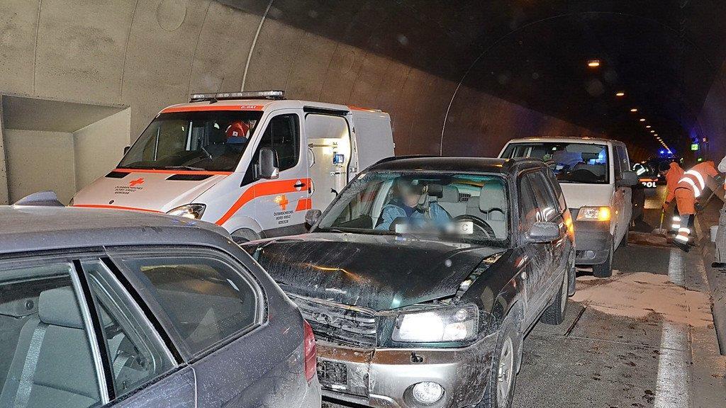 Massenkarambolage im Hieflertunnel